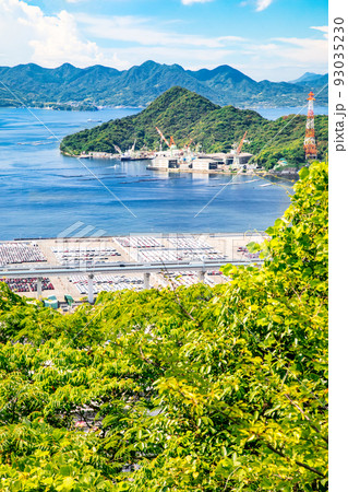 広島市街地の港湾部の風景です。金輪島の造船所が見えます。瀬戸内海の美しさをどうぞ。広島県 93035230