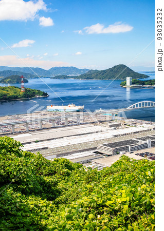 広島市街地の港湾部の風景です。金輪島、元宇品公園などが見えます。瀬戸内海の島々の美しさをどうぞ。 93035232