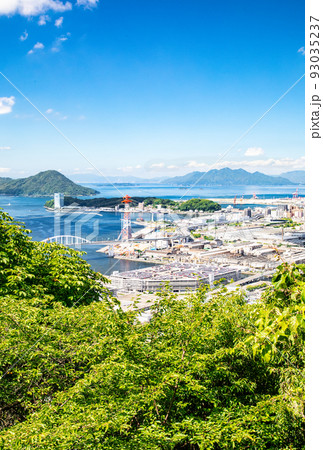 広島市街地の港湾部の風景です。元宇品公園や出島地区などが見えます。瀬戸内海の島々の美しさをどうぞ。 広島市街地の港湾部の風景です。元宇品公園や出島地区などが見えます。瀬戸内海の島々の美しさをどうぞ。 93035237