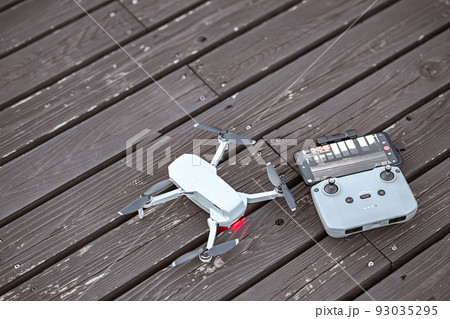 ドローンの飛行準備 93035295