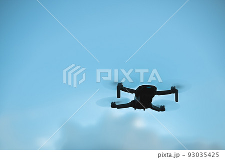 ドローン飛行中 93035425