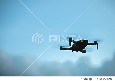 ドローン飛行中 93035426