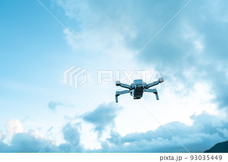 ドローン飛行中 93035449
