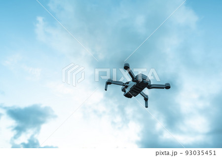 ドローン飛行中 ドローン飛行中 93035451