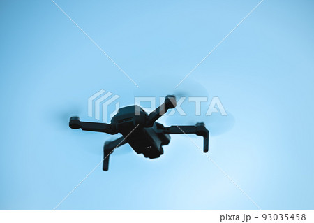 ドローン飛行中 93035458
