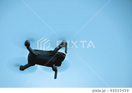 ドローン飛行中 93035459