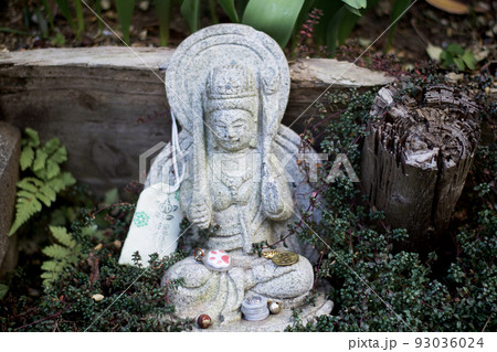 都会の道端に小さな石の仏像 風景 文化 信仰 都会の道端に小さな石の仏像 風景 文化 信仰 93036024