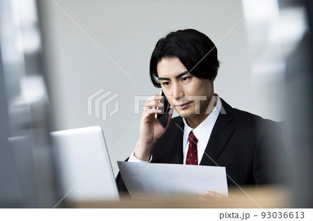 ビジネスマン スマホ 連絡 通話 真剣 ビジネスマン スマホ 連絡 通話 真剣 93036613