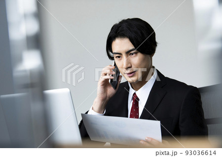 ビジネスマン　スマホ　連絡　通話　真剣 93036614
