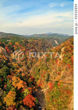 秋の紅葉の九重夢大吊橋 ( 九酔渓 方面 ) 秋の紅葉の九重夢大吊橋 ( 九酔渓 方面 ) 93036894