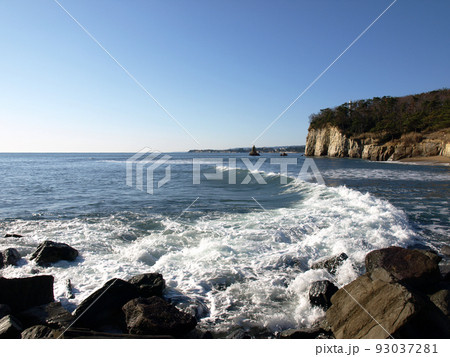 茨城県、日立市小貝浜の白波。青い海に白いア－チが印象的で綺麗だ。岬の先の二つ島もアクセントに良い 93037281
