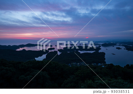 秋の夕暮れ暮れる九十九島展海峰に沈む夕日の風景 93038531