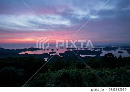 秋の夕暮れ暮れる九十九島展海峰に沈む夕日の風景 秋の夕暮れ暮れる九十九島展海峰に沈む夕日の風景 93038545