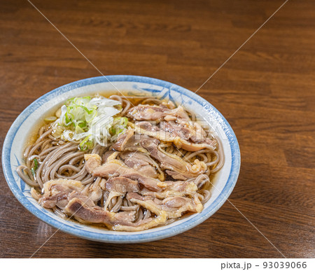 山形の河北の郷土料理である冷たい肉そば 93039066