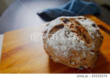 クルミとレーズンの手作り全粒粉パン　Handmade walnut raisin bread 93039376