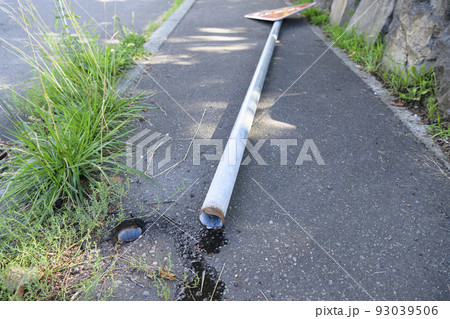 倒れた道路標識(犬のおしっこによる腐食事故) 倒れた道路標識(犬のおしっこによる腐食事故) 93039506