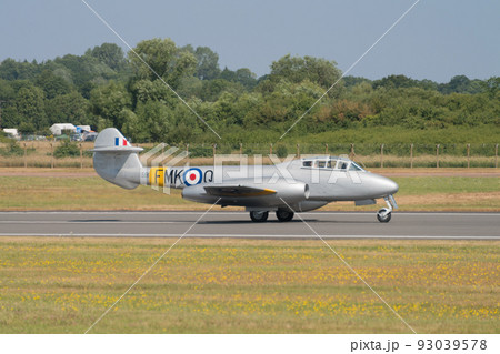 イギリス空軍ミーティアT7ジェット練習機着陸 イギリス空軍ミーティアT7ジェット練習機着陸 93039578
