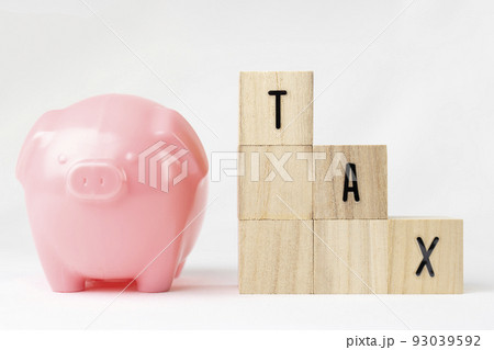 木のブロックのTAXと、豚の貯金箱。減税のイメージ 木のブロックのTAXと、豚の貯金箱。減税のイメージ 93039592