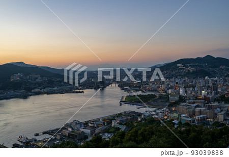 世界三大夜景に選ばれてる長崎の鍋冠山からの夜景 93039838