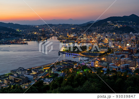 世界三大夜景に選ばれてる長崎の鍋冠山からの夜景 93039847