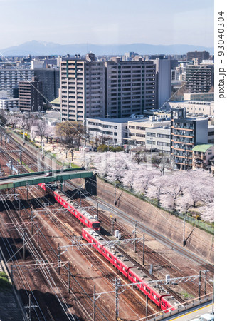 線路沿いに桜並木を見下ろす名古屋都市風景 線路沿いに桜並木を見下ろす名古屋都市風景 93040304