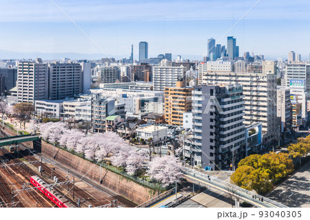 線路沿いの桜並木を見る金山より遠く高層ビル群を望む 線路沿いの桜並木を見る金山より遠く高層ビル群を望む 93040305