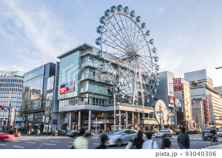 大都市繁華街の観覧車を見る風景 93040306