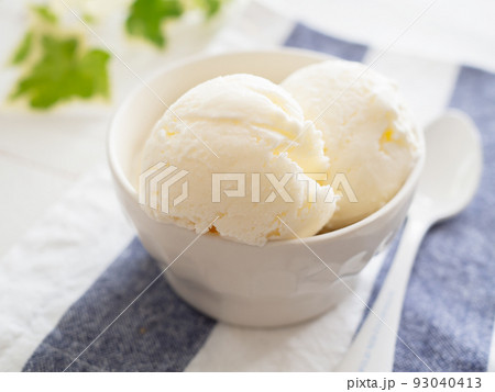 器に盛ったバニラアイスクリーム 93040413