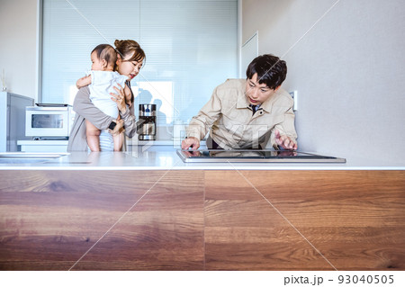 IHクッキングヒーターの修理をしてもらう主婦 93040505