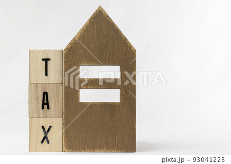 木のブロックのTAXと、玩具の家。税金のイメージ 木のブロックのTAXと、玩具の家。税金のイメージ 93041223