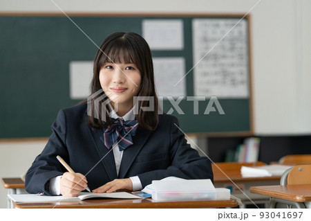 学校の教室で勉強する女子高生 93041697