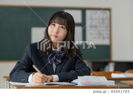 学校の教室で勉強する女子高生 学校の教室で勉強する女子高生 93041705