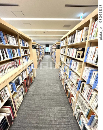 港区にできたばかりの図書館の雰囲気 93041818