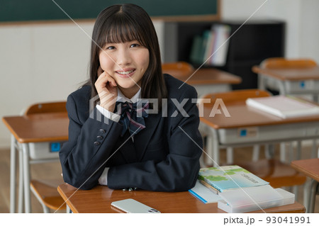 学校の教室で休み時間に頬杖をつく女子高生のポートレート 93041991