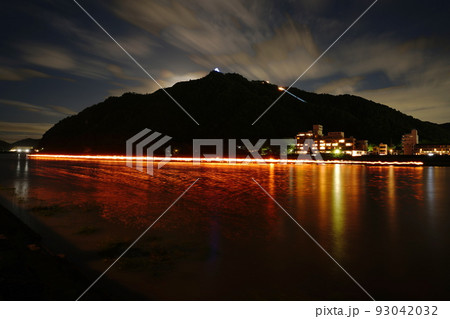 月明かりの岐阜城と長良川鵜飼の総がらみの光跡 93042032