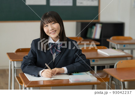 学校の教室で勉強する女子高生のポートレート 学校の教室で勉強する女子高生のポートレート 93042237