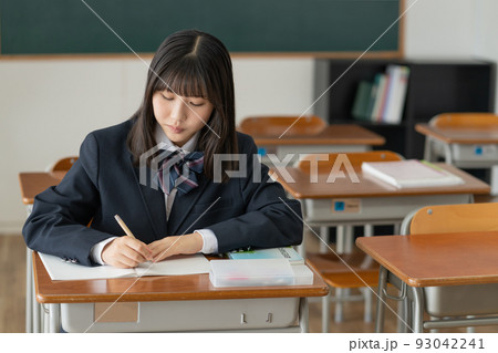 学校の教室で勉強する女子高生 93042241