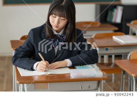 学校の教室で勉強する女子高生 学校の教室で勉強する女子高生 93042243