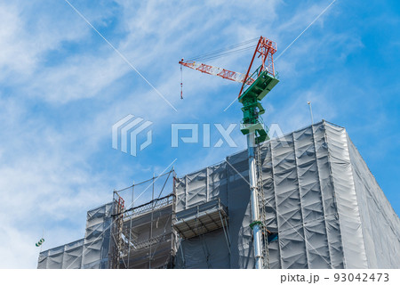 明るい青空と建設工事現場 明るい青空と建設工事現場 93042473