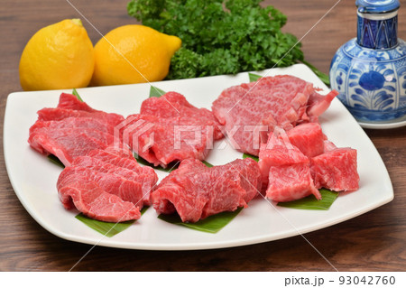 国産牛肉、焼肉用の生肉・精肉、部位いろいろ焼き肉セット。部位の詳細は不明。 93042760
