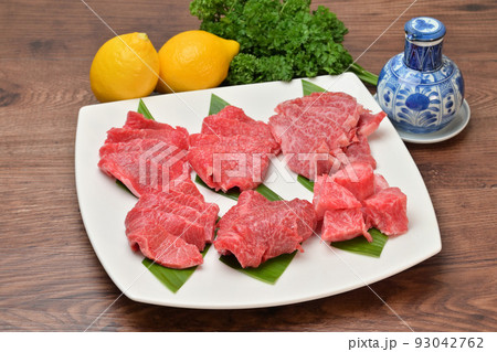 国産牛肉、焼肉用の生肉・精肉、部位いろいろ焼き肉セット。部位の詳細は不明。 93042762