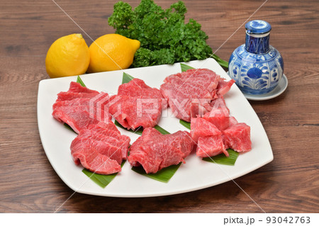 国産牛肉、焼肉用の生肉・精肉、部位いろいろ焼き肉セット。部位の詳細は不明。 国産牛肉、焼肉用の生肉・精肉、部位いろいろ焼き肉セット。部位の詳細は不明。 93042763