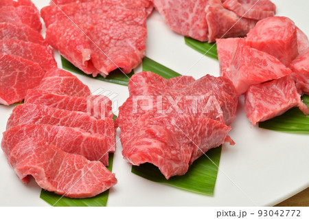 国産牛肉、焼肉用の生肉・精肉、部位いろいろ焼き肉セット。部位の詳細は不明。 93042772