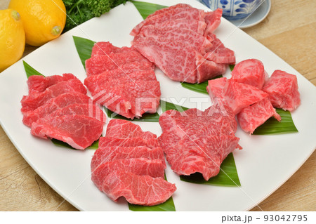 国産牛肉、焼肉用の生肉・精肉、部位いろいろ焼き肉セット。部位の詳細は不明。 93042795