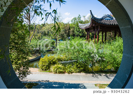日本　静岡県浜松市の浜名湖ガーデンパークの国際庭園の中国の庭 93043262