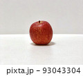 赤いりんご（正面） 93043304
