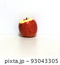 皮を剥いたりんご 93043305