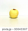 皮を剥いたりんご 93043307
