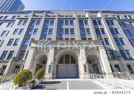 東京都千代田区霞ヶ関　快晴の財務省・国税庁本庁舎 93044275