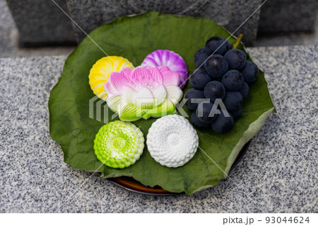 お盆のお供え物が置いてあるお墓 93044624